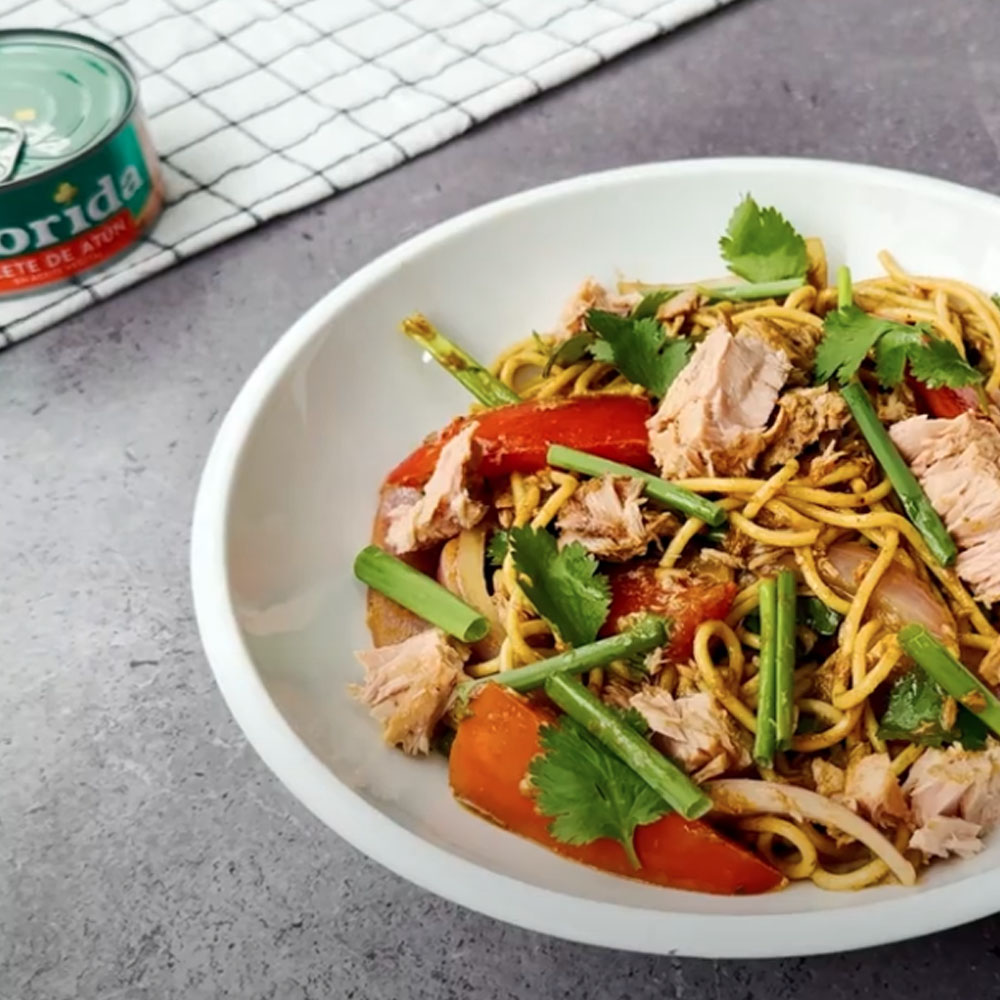Tallarín saltado con atún