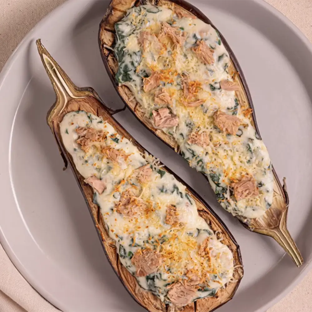 Berenjena rellena de salsa blanca con atún