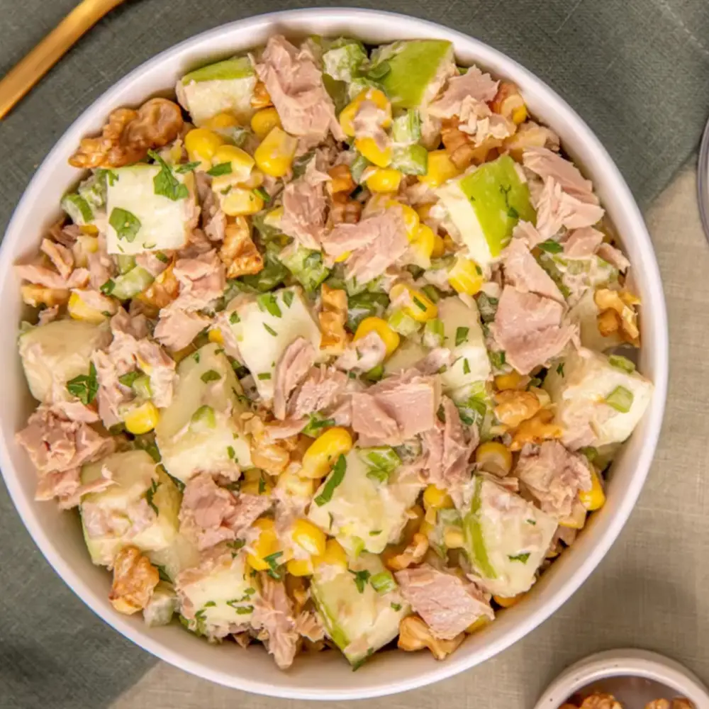 Ensalada de atún con manzana y maíz